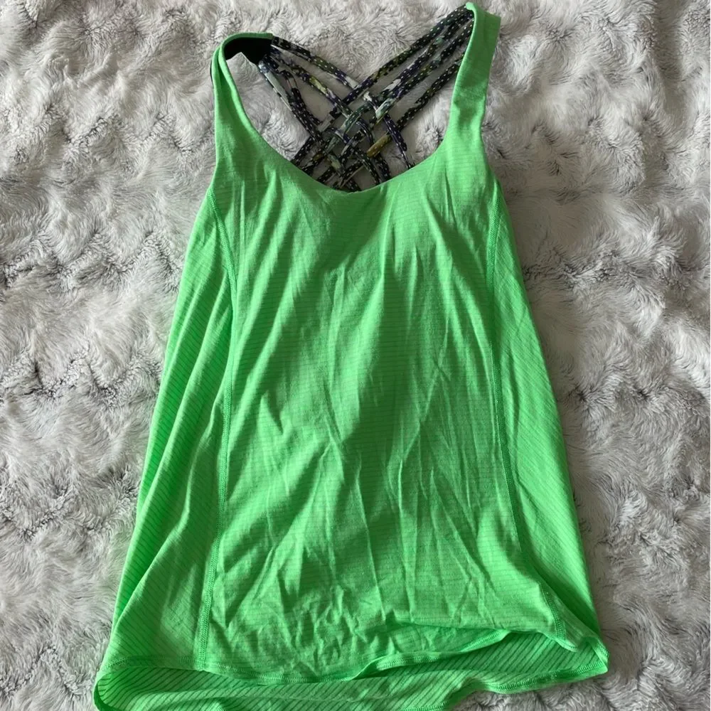 Lululemon built-in bra tank top black green floral size 4 free to be wild small